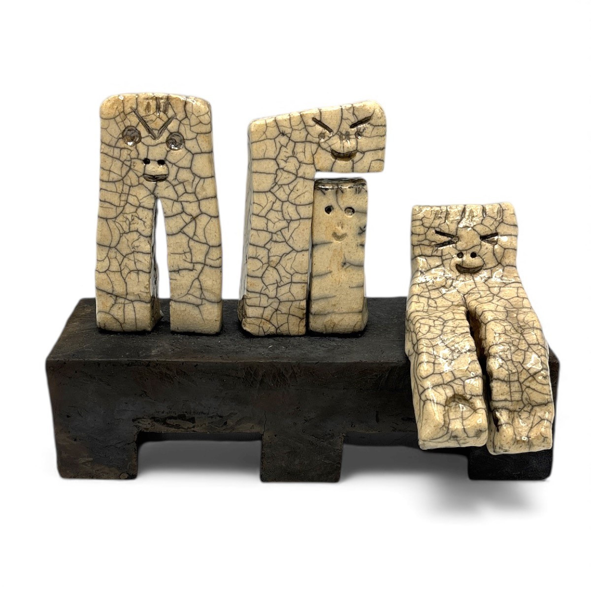 Colja de Roo + 4 Figuurtjes op bank, raku